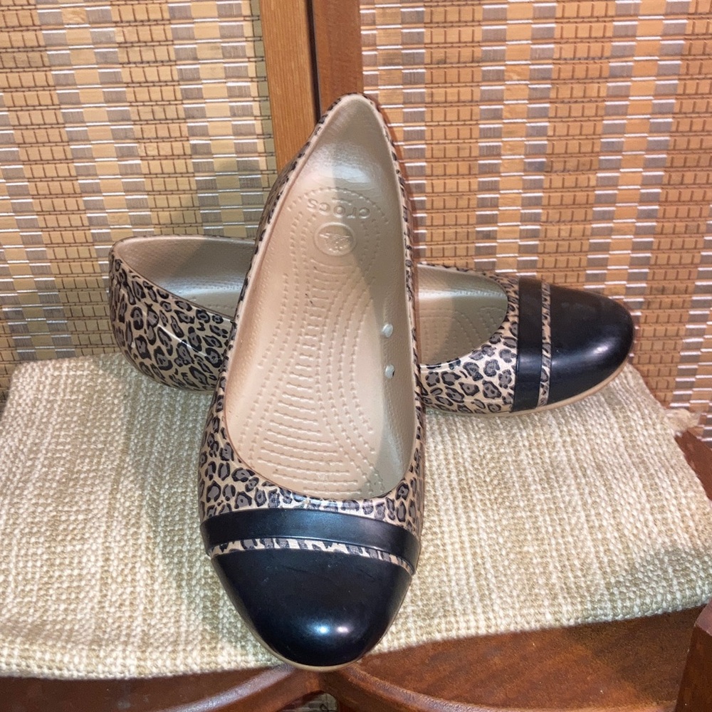 CROCS Leopard Print Flats with Black Cap Toe Sz 7